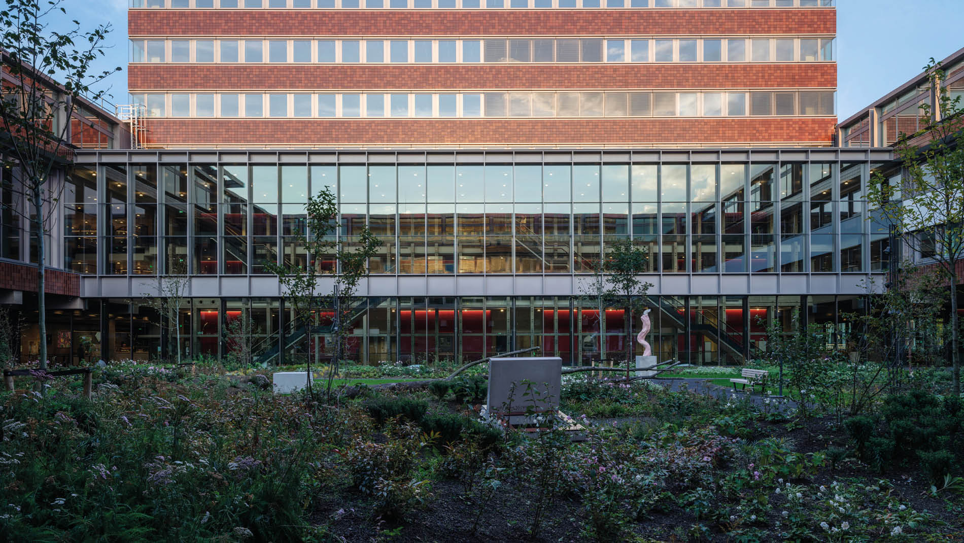 DNB hoofdkantoor tuin met beplanting